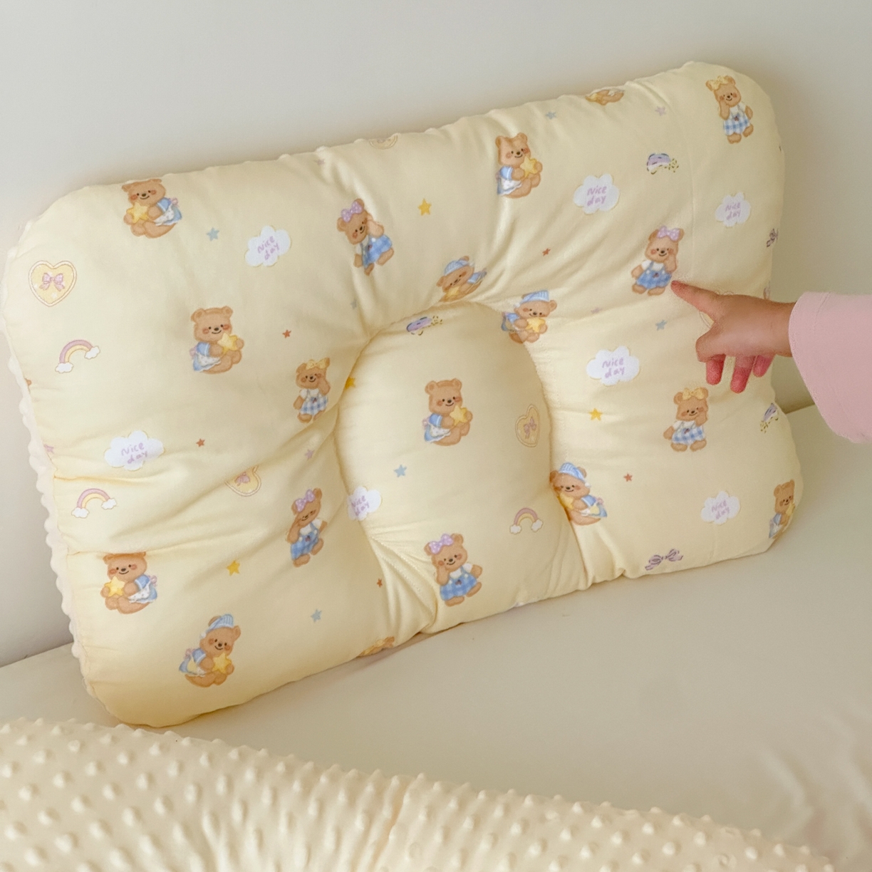 91家纺网 家纺一手货源 找家纺 北鸣有鱼枕芯馆 2025新款漫画家系列全棉双层纱豆豆枕枕头枕芯 面包熊-45x70cm