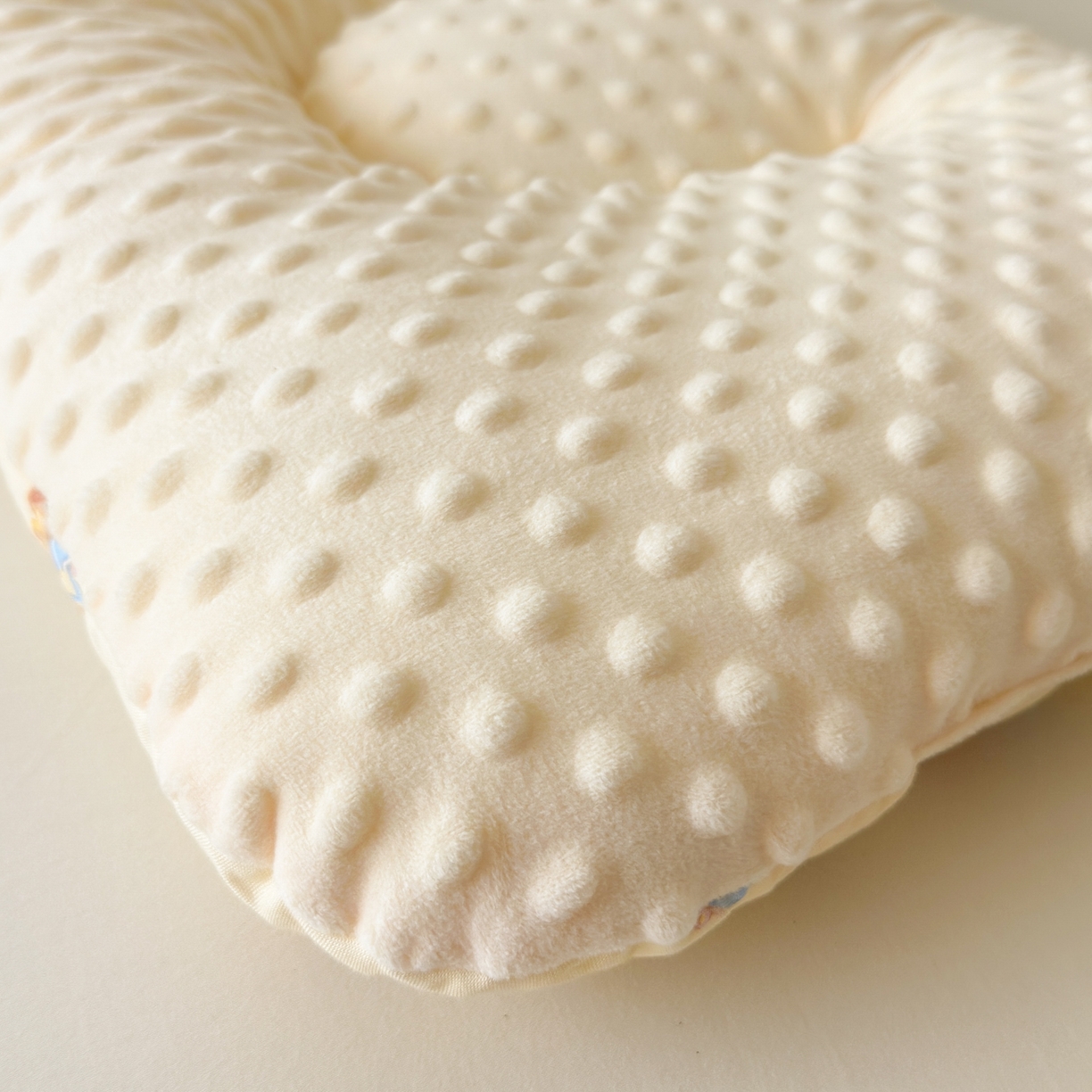 91家纺网 家纺一手货源 找家纺 北鸣有鱼枕芯馆 2025新款漫画家系列全棉双层纱豆豆枕枕头枕芯 面包熊-45x70cm