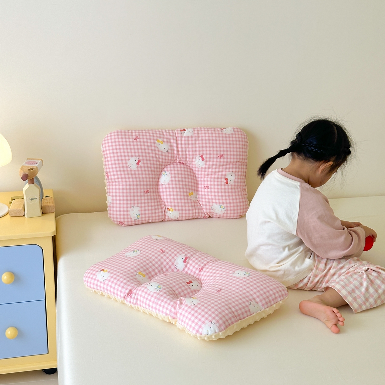 91家纺网 家纺一手货源 找家纺 北鸣有鱼枕芯馆 2025新款漫画家系列全棉双层纱豆豆枕枕头枕芯 小猫日记-45x70cm