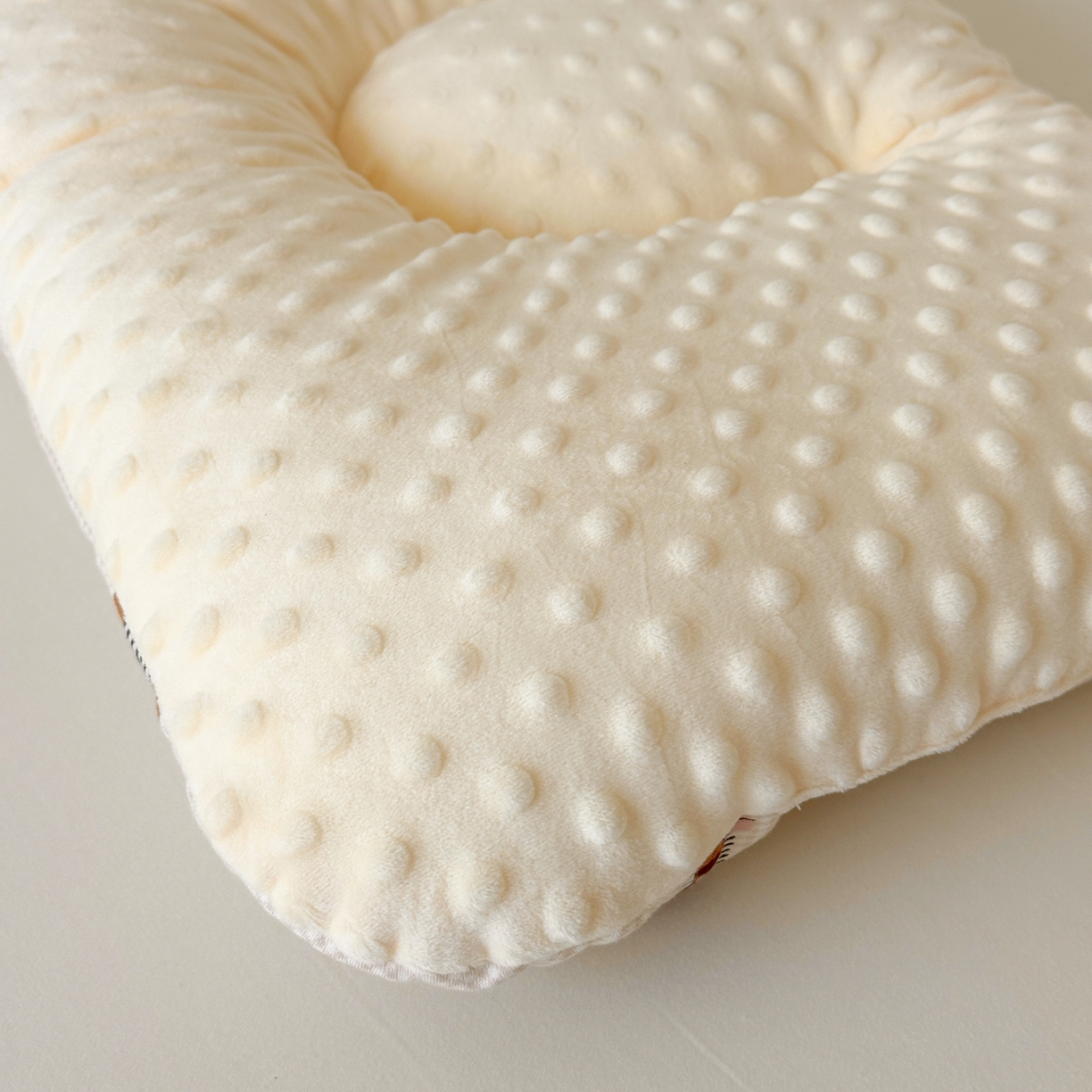 91家纺网 家纺一手货源 找家纺 北鸣有鱼枕芯馆 2025新款漫画家系列全棉双层纱豆豆枕枕头枕芯 腊肠小狗-45x70cm