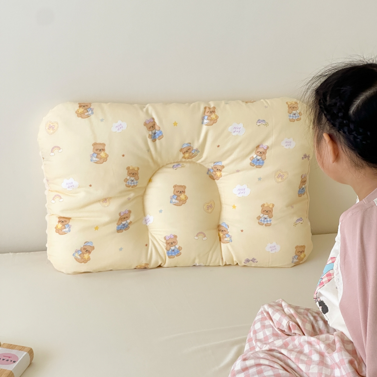 91家纺网 家纺一手货源 找家纺 北鸣有鱼枕芯馆 2025新款漫画家系列全棉双层纱豆豆枕枕头枕芯 面包熊-30x50cm