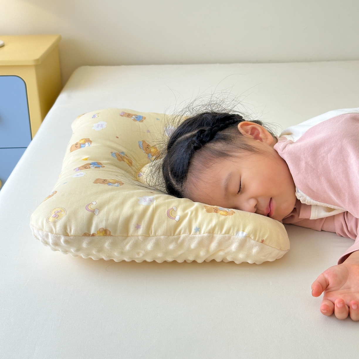 91家纺网 家纺一手货源 找家纺 北鸣有鱼枕芯馆 2025新款漫画家系列全棉双层纱豆豆枕枕头枕芯 面包熊-40x60cm