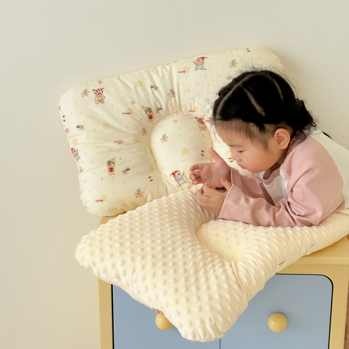 91家纺网 家纺一手货源 找家纺 北鸣有鱼枕芯馆 2025新款漫画家系列全棉双层纱豆豆枕枕头枕芯 星星伙伴-45x70cm