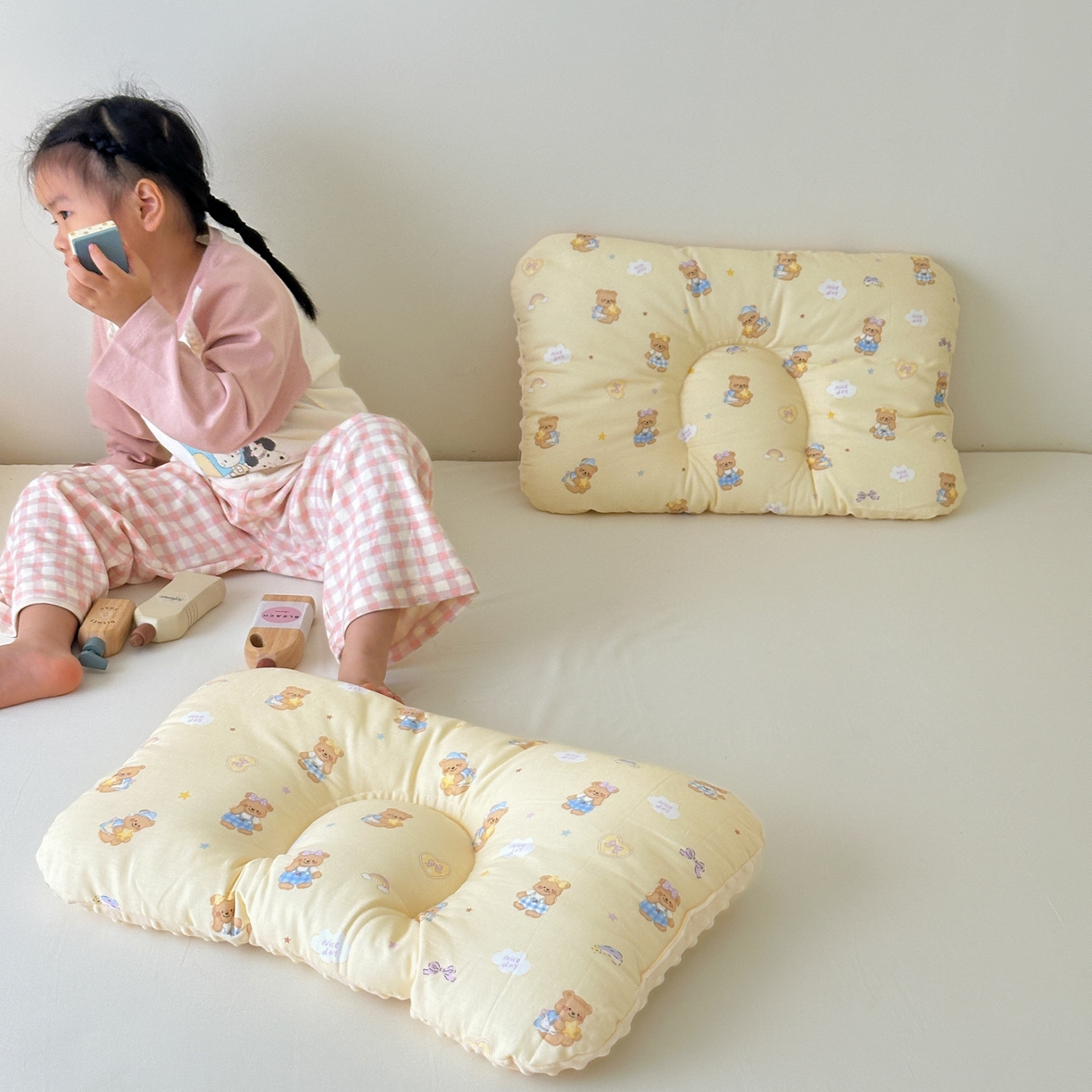 91家纺网 家纺一手货源 找家纺 北鸣有鱼枕芯馆 2025新款漫画家系列全棉双层纱豆豆枕枕头枕芯 面包熊-30x50cm