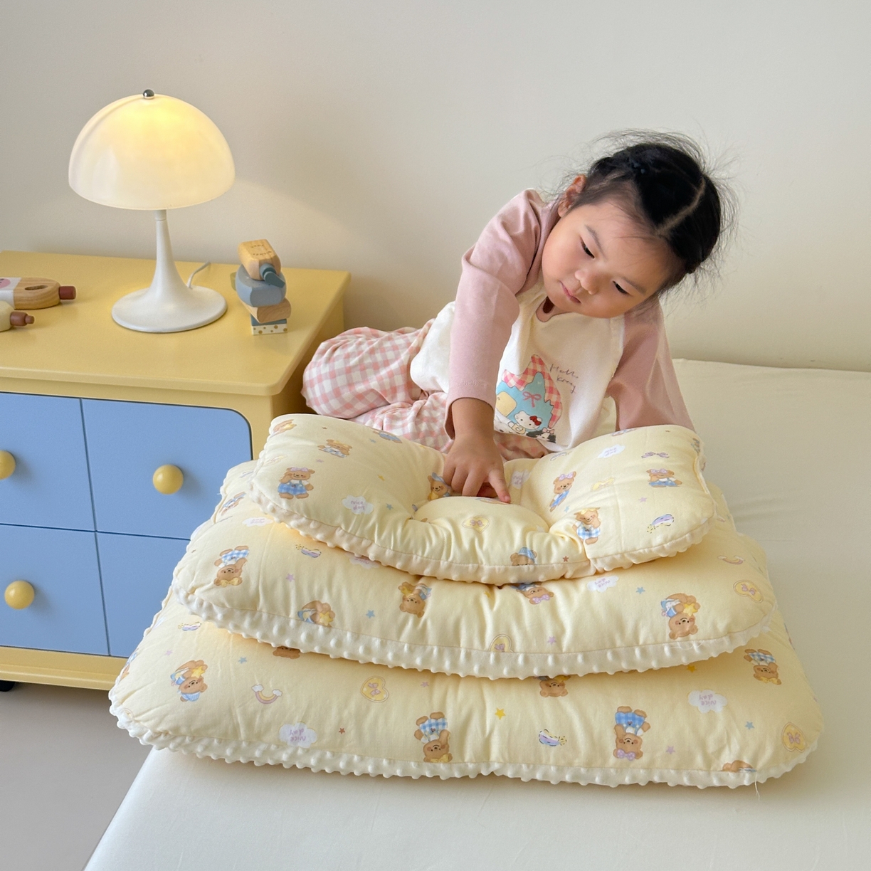 91家纺网 家纺一手货源 找家纺 北鸣有鱼枕芯馆 2025新款漫画家系列全棉双层纱豆豆枕枕头枕芯 面包熊-30x50cm