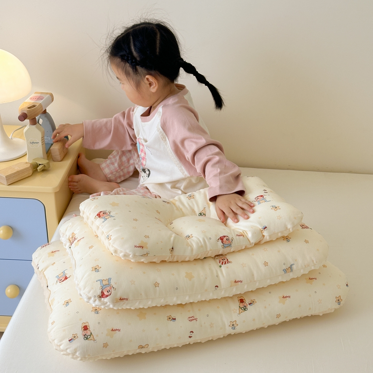 91家纺网 家纺一手货源 找家纺 北鸣有鱼枕芯馆 2025新款漫画家系列全棉双层纱豆豆枕枕头枕芯 星星伙伴-45x70cm