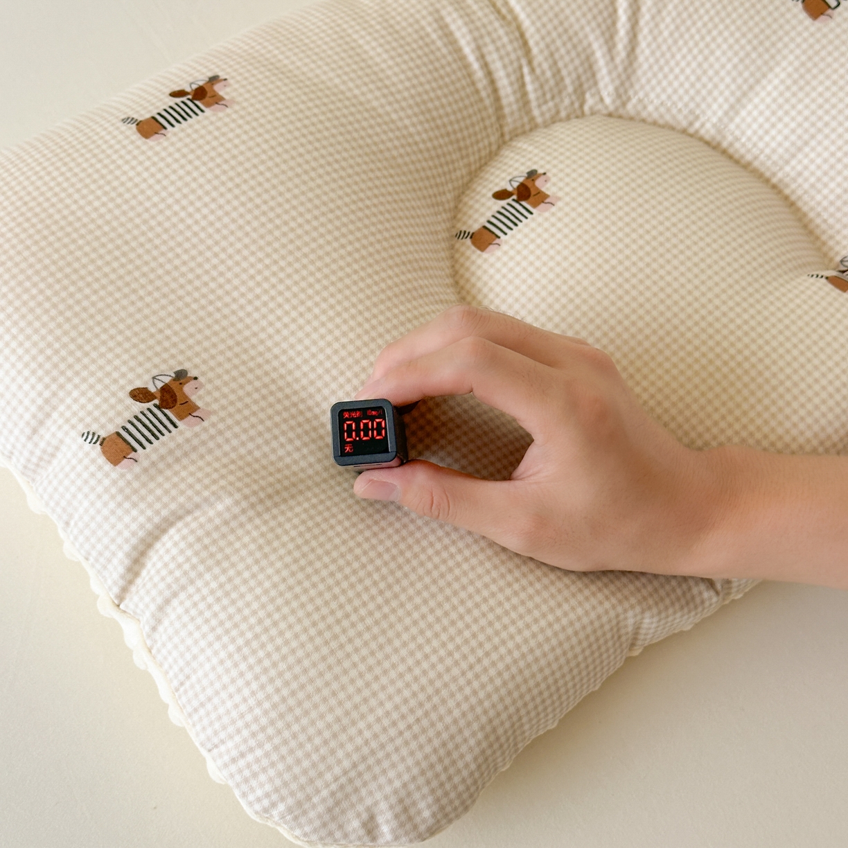 91家纺网 家纺一手货源 找家纺 北鸣有鱼枕芯馆 2025新款漫画家系列全棉双层纱豆豆枕枕头枕芯 腊肠小狗-45x70cm