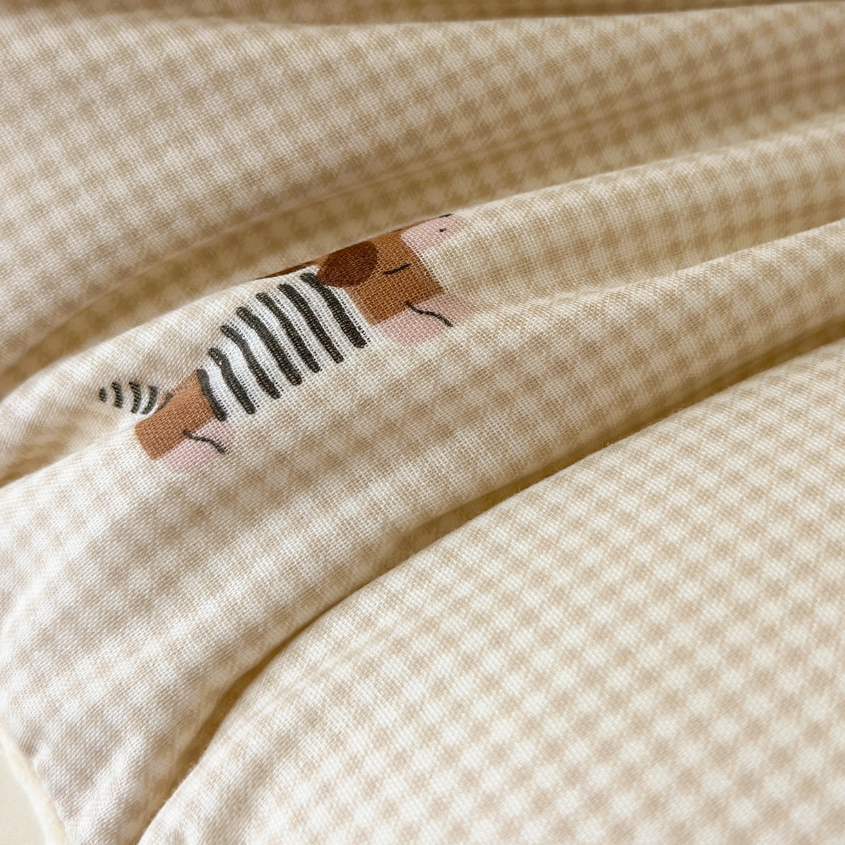 91家纺网 家纺一手货源 找家纺 北鸣有鱼枕芯馆 2025新款漫画家系列全棉双层纱豆豆枕枕头枕芯 腊肠小狗-45x70cm