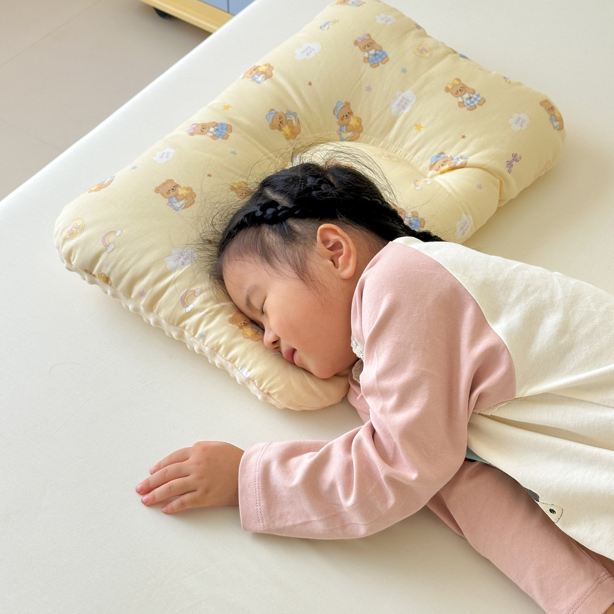 91家纺网 家纺一手货源 找家纺 北鸣有鱼枕芯馆 2025新款漫画家系列全棉双层纱豆豆枕枕头枕芯 面包熊-40x60cm