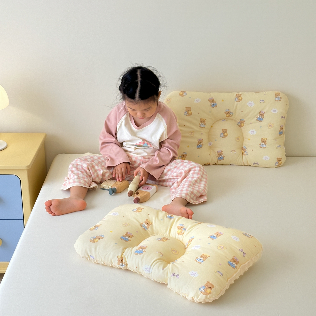 91家纺网 家纺一手货源 找家纺 北鸣有鱼枕芯馆 2025新款漫画家系列全棉双层纱豆豆枕枕头枕芯 面包熊-30x50cm