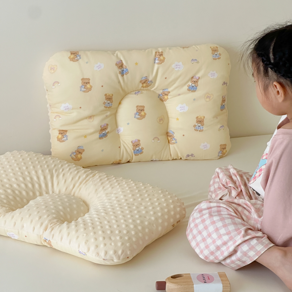 91家纺网 家纺一手货源 找家纺 北鸣有鱼枕芯馆 2025新款漫画家系列全棉双层纱豆豆枕枕头枕芯 面包熊-40x60cm