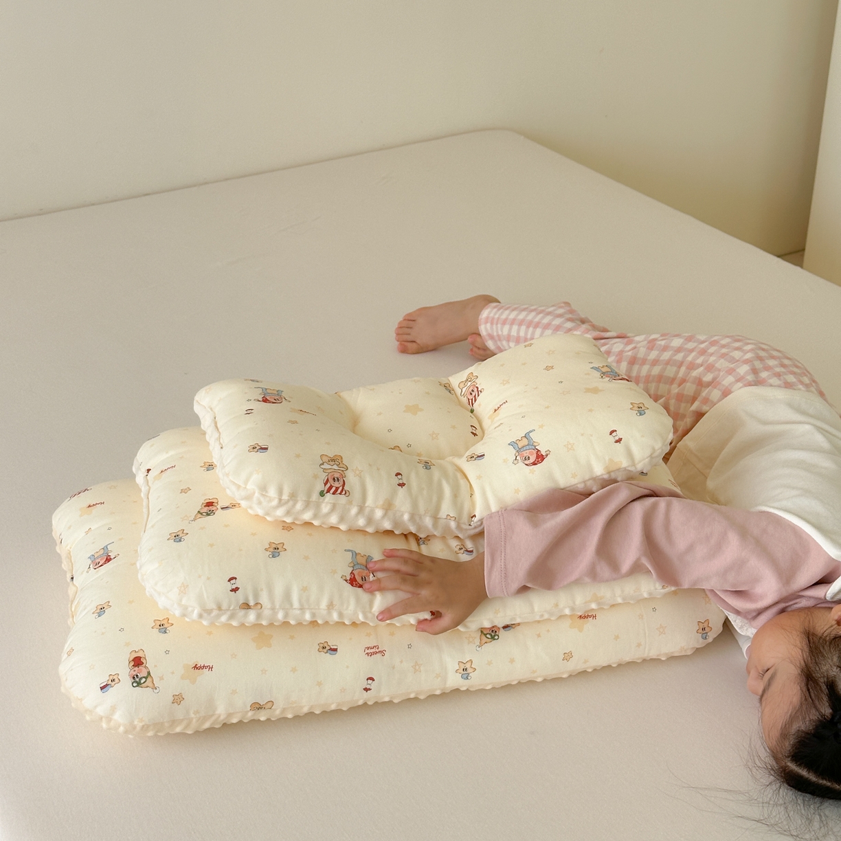 91家纺网 家纺一手货源 找家纺 北鸣有鱼枕芯馆 2025新款漫画家系列全棉双层纱豆豆枕枕头枕芯 星星伙伴-30x50cm