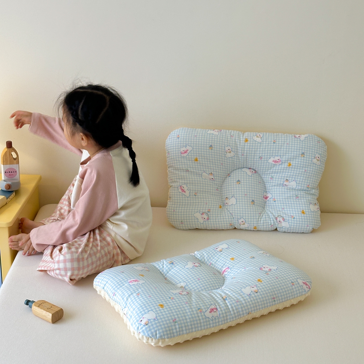 91家纺网 家纺一手货源 找家纺 北鸣有鱼枕芯馆 2025新款漫画家系列全棉双层纱豆豆枕枕头枕芯 西高地-45x70cm