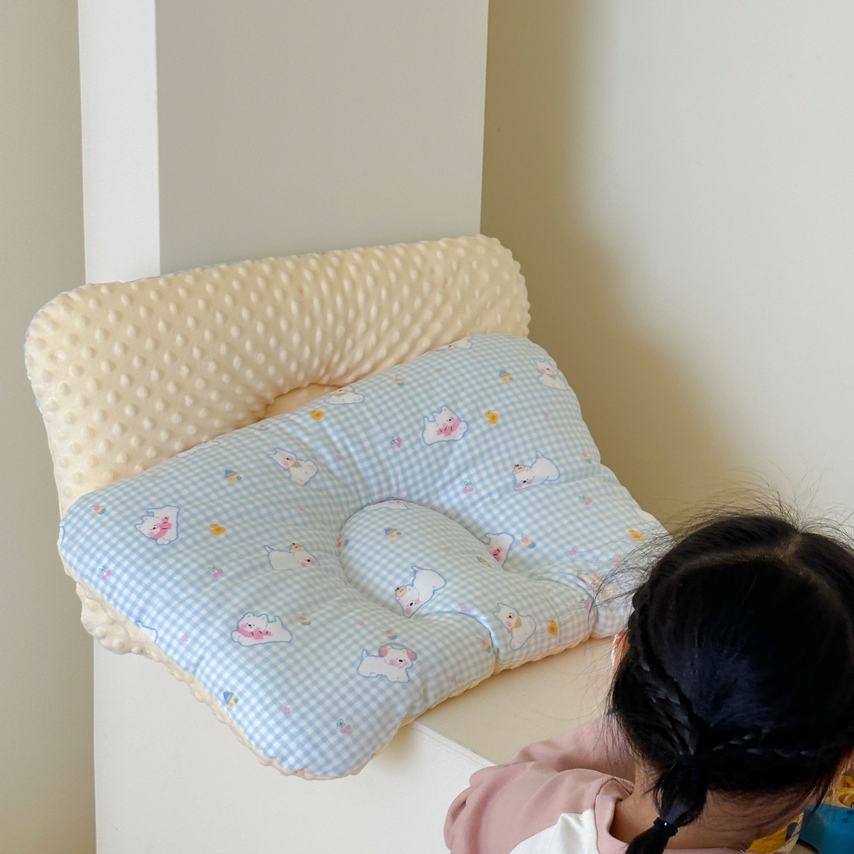 91家纺网 家纺一手货源 找家纺 北鸣有鱼枕芯馆 2025新款漫画家系列全棉双层纱豆豆枕枕头枕芯 西高地-45x70cm