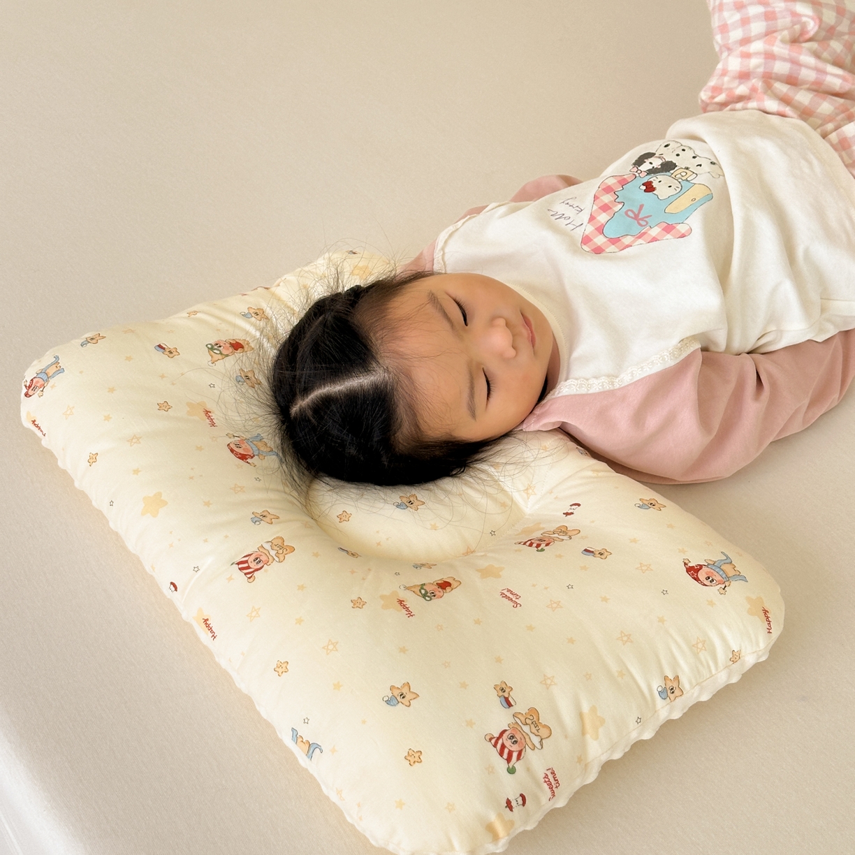 91家纺网 家纺一手货源 找家纺 北鸣有鱼枕芯馆 2025新款漫画家系列全棉双层纱豆豆枕枕头枕芯 星星伙伴-30x50cm