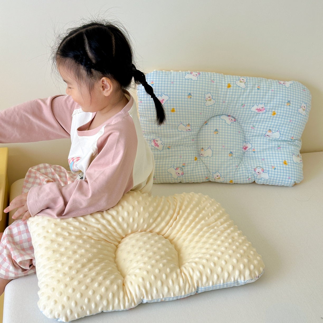 91家纺网 家纺一手货源 找家纺 北鸣有鱼枕芯馆 2025新款漫画家系列全棉双层纱豆豆枕枕头枕芯 西高地-45x70cm