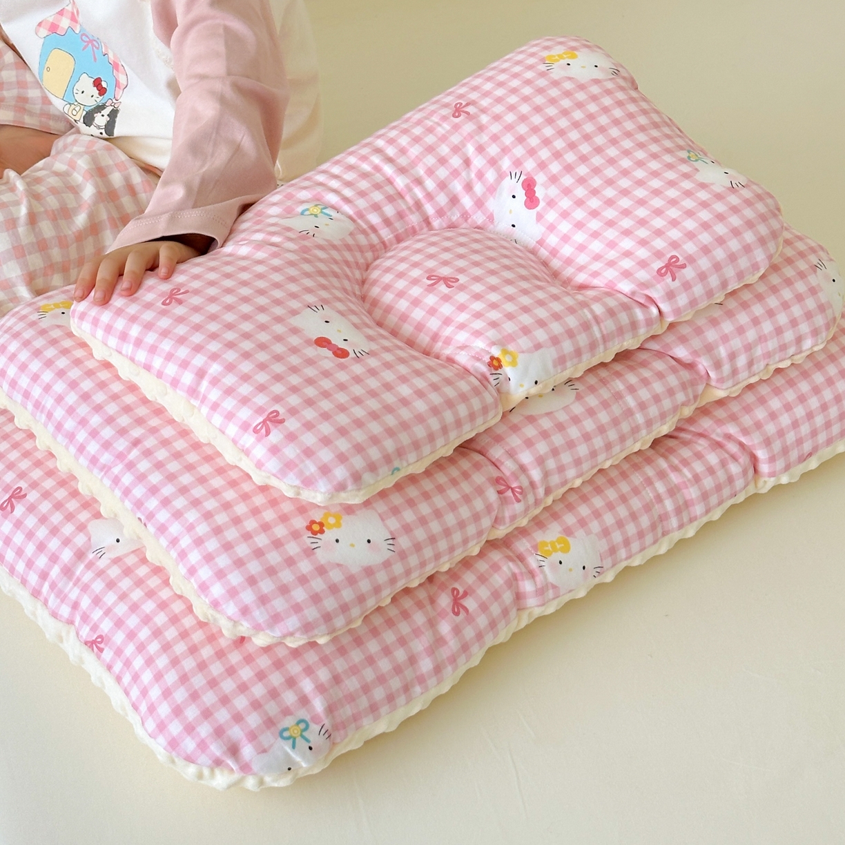 91家纺网 家纺一手货源 找家纺 北鸣有鱼枕芯馆 2025新款漫画家系列全棉双层纱豆豆枕枕头枕芯 小猫日记-40x60cm