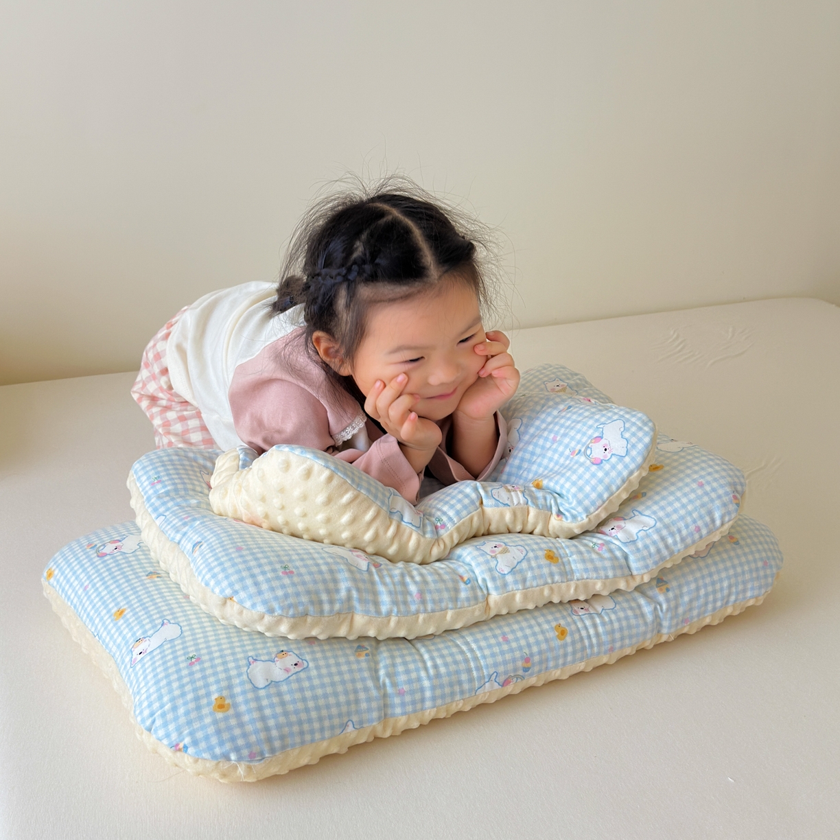 91家纺网 家纺一手货源 找家纺 北鸣有鱼枕芯馆 2025新款漫画家系列全棉双层纱豆豆枕枕头枕芯 西高地-45x70cm