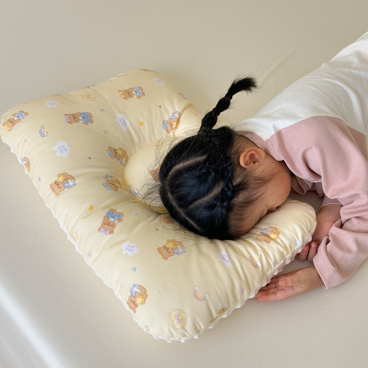 91家纺网 家纺一手货源 找家纺 北鸣有鱼枕芯馆 2025新款漫画家系列全棉双层纱豆豆枕枕头枕芯 面包熊-30x50cm