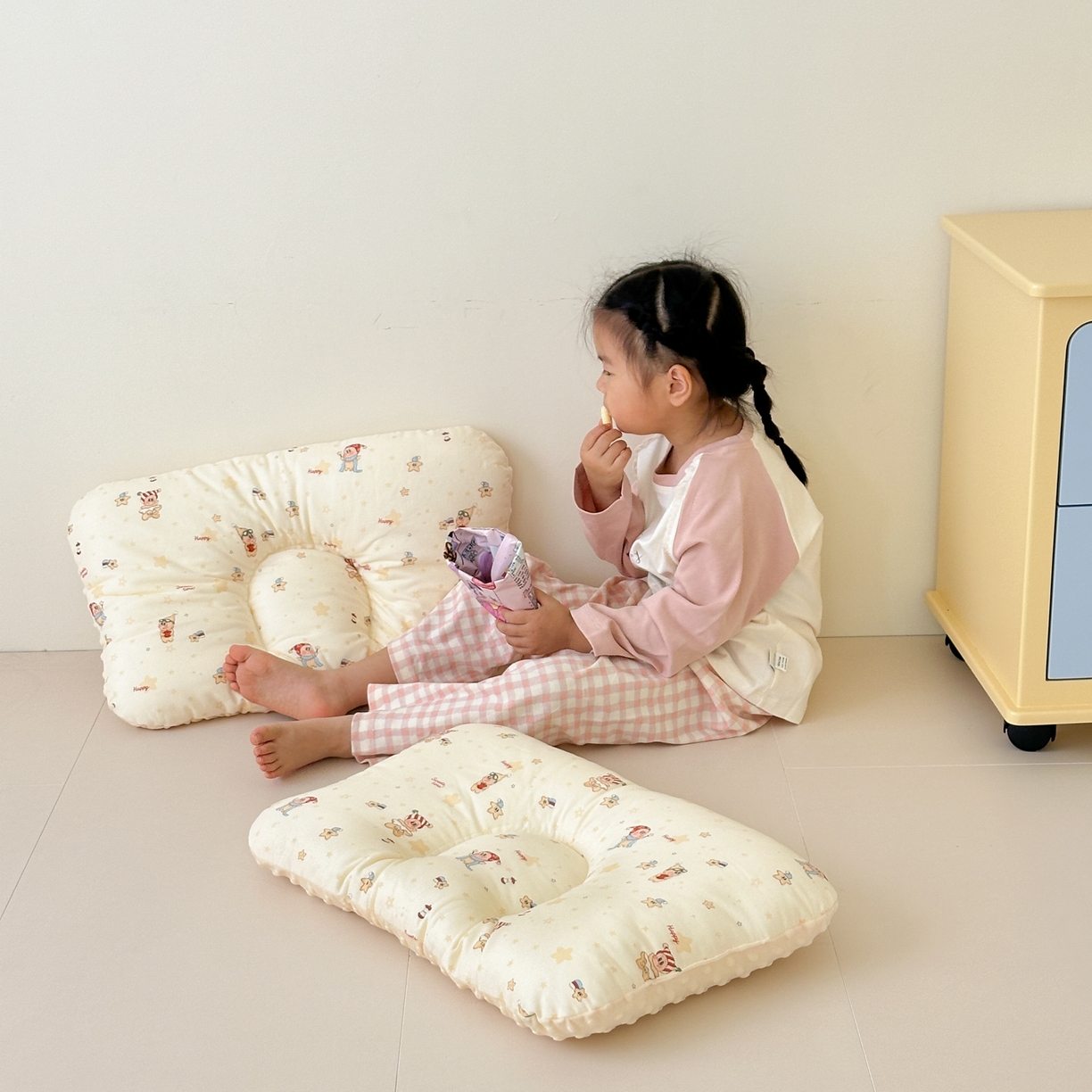 91家纺网 家纺一手货源 找家纺 北鸣有鱼枕芯馆 2025新款漫画家系列全棉双层纱豆豆枕枕头枕芯 星星伙伴-45x70cm