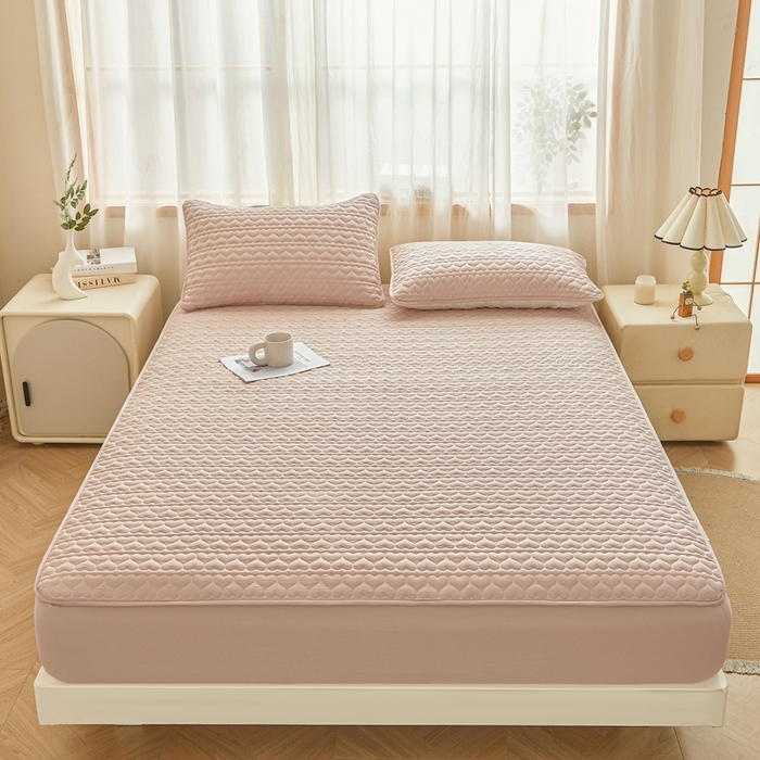 91家纺网 家纺一手货源 找家纺 邵依家纺 2025新款A类大豆夹棉爱心款原棉防水床笠 爱心卡其