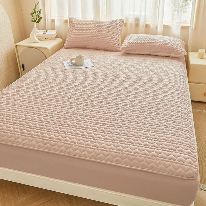 91家纺网 家纺一手货源 找家纺 邵依家纺 2025新款A类大豆夹棉爱心款原棉防水床笠 爱心卡其