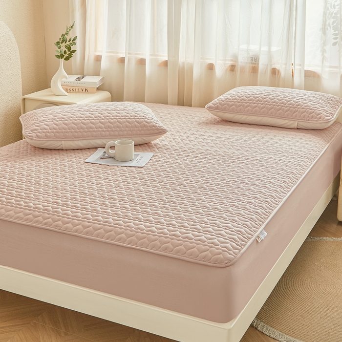 91家纺网 家纺一手货源 找家纺 邵依家纺 2025新款A类大豆夹棉爱心款原棉防水床笠 爱心卡其