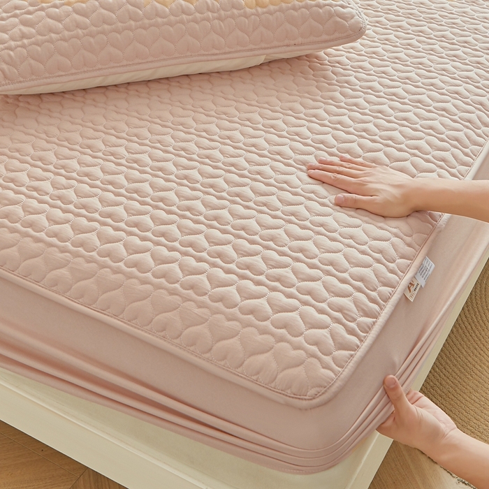 91家纺网 家纺一手货源 找家纺 邵依家纺 2025新款A类大豆夹棉爱心款原棉防水床笠 爱心卡其