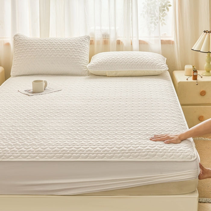 91家纺网 家纺一手货源 找家纺 邵依家纺 2025新款A类大豆夹棉爱心款原棉防水床笠 爱心本白