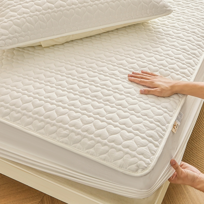 91家纺网 家纺一手货源 找家纺 邵依家纺 2025新款A类大豆夹棉爱心款原棉防水床笠 爱心本白