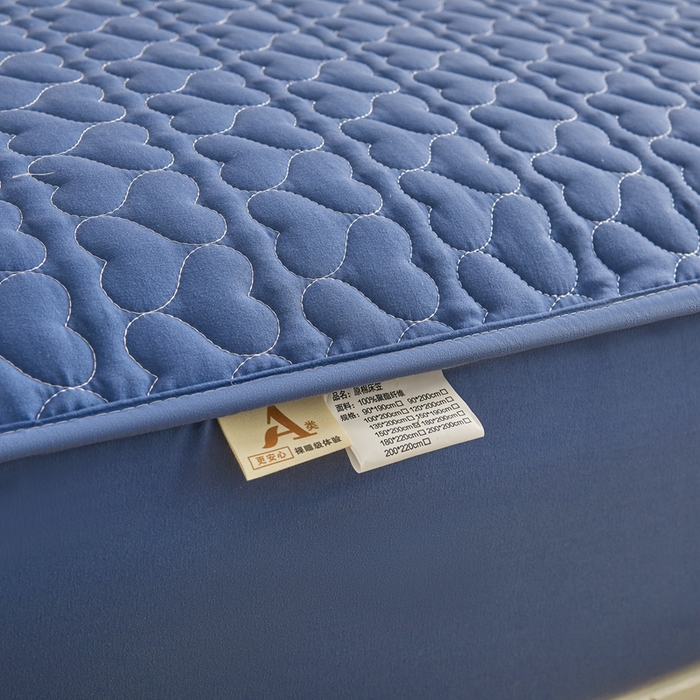 91家纺网 家纺一手货源 找家纺 邵依家纺 2025新款A类大豆夹棉爱心款原棉防水床笠 爱心黛蓝