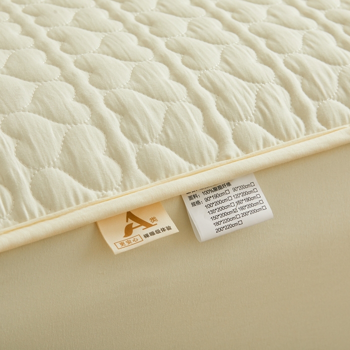 91家纺网 家纺一手货源 找家纺 邵依家纺 2025新款A类大豆夹棉爱心款原棉防水床笠 爱心米黄