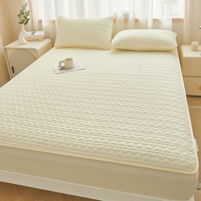 91家纺网 家纺一手货源 找家纺 邵依家纺 2025新款A类大豆夹棉爱心款原棉防水床笠 爱心米黄