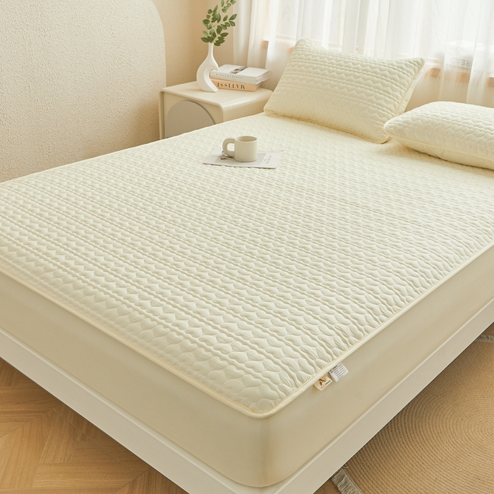 91家纺网 家纺一手货源 找家纺 邵依家纺 2025新款A类大豆夹棉爱心款原棉防水床笠 爱心米黄