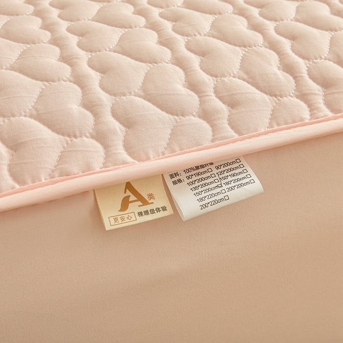 91家纺网 家纺一手货源 找家纺 邵依家纺 2025新款A类大豆夹棉爱心款原棉防水床笠 爱心浅粉