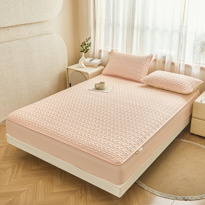 91家纺网 家纺一手货源 找家纺 邵依家纺 2025新款A类大豆夹棉爱心款原棉防水床笠 爱心浅粉