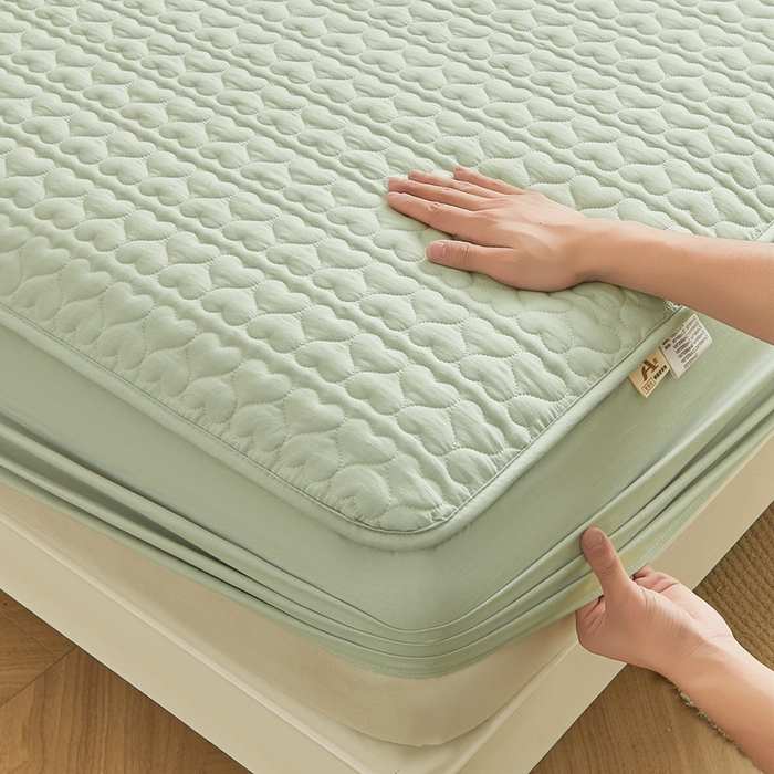 91家纺网 家纺一手货源 找家纺 邵依家纺 2025新款A类大豆夹棉爱心款原棉防水床笠 爱心豆绿