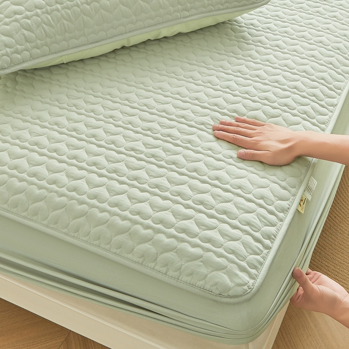 91家纺网 家纺一手货源 找家纺 邵依家纺 2025新款A类大豆夹棉爱心款原棉防水床笠 爱心豆绿