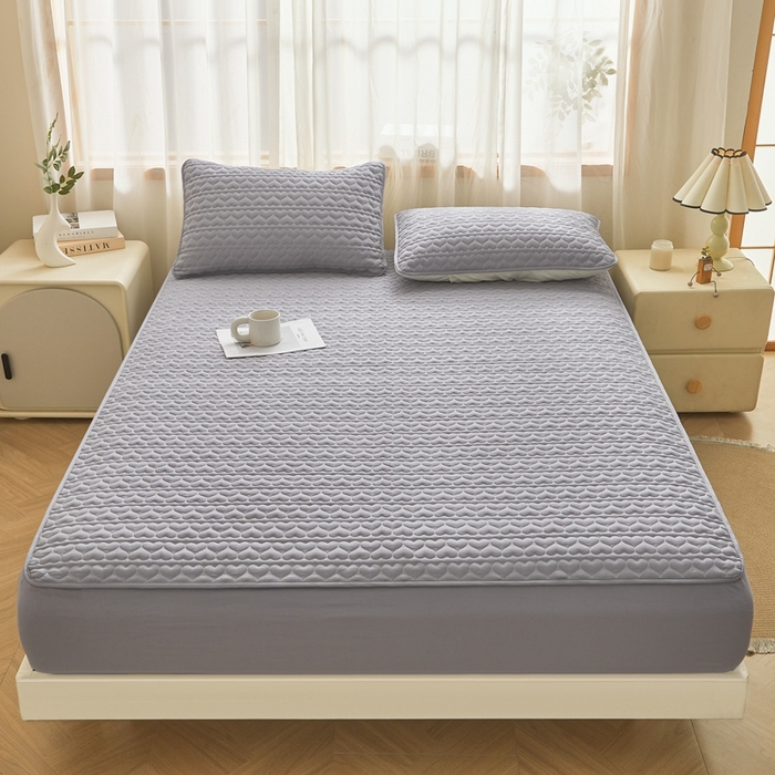 91家纺网 家纺一手货源 找家纺 邵依家纺 2025新款A类大豆夹棉爱心款原棉防水床笠 爱心浅灰