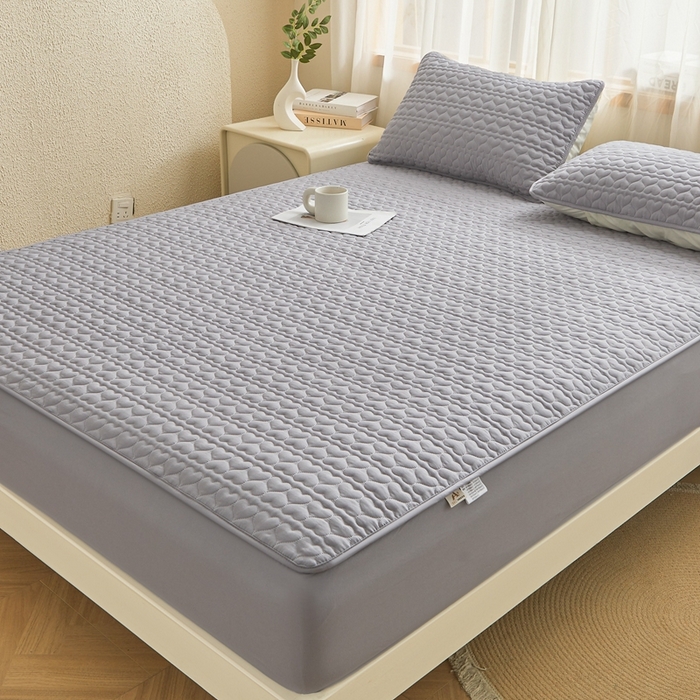 91家纺网 家纺一手货源 找家纺 邵依家纺 2025新款A类大豆夹棉爱心款原棉防水床笠 爱心浅灰