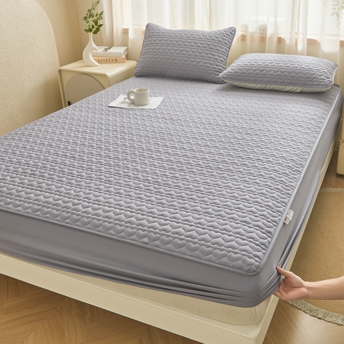 91家纺网 家纺一手货源 找家纺 邵依家纺 2025新款A类大豆夹棉爱心款原棉防水床笠 爱心浅灰