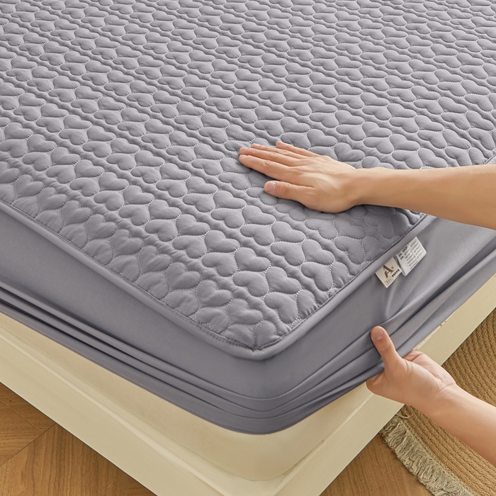 91家纺网 家纺一手货源 找家纺 邵依家纺 2025新款A类大豆夹棉爱心款原棉防水床笠 爱心深灰