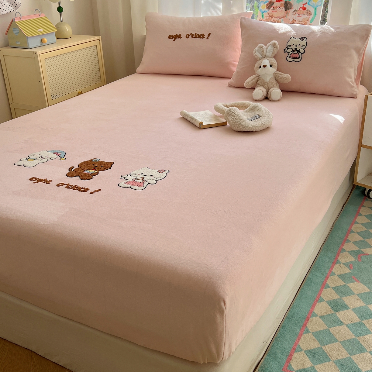 91家纺网 家纺一手货源 找家纺 桃喜 2025新款秋冬牛奶绒床笠三件套（会员-3） 小猫的早八时刻