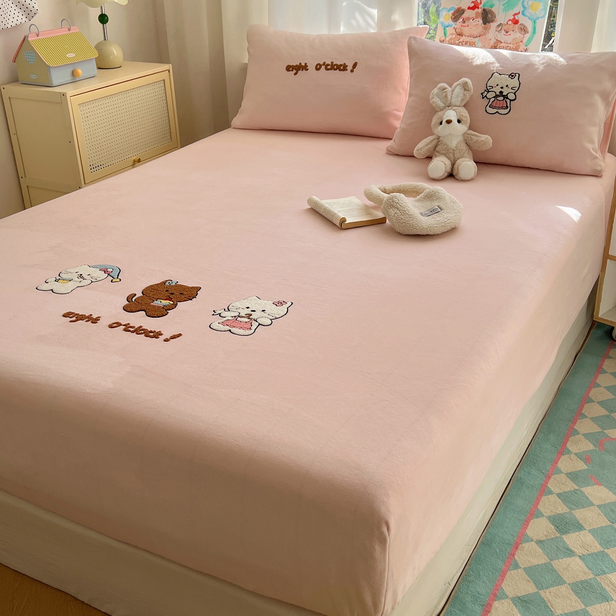 91家纺网 家纺一手货源 找家纺 桃喜 2025新款秋冬牛奶绒床笠三件套（会员-3） 小猫的早八时刻