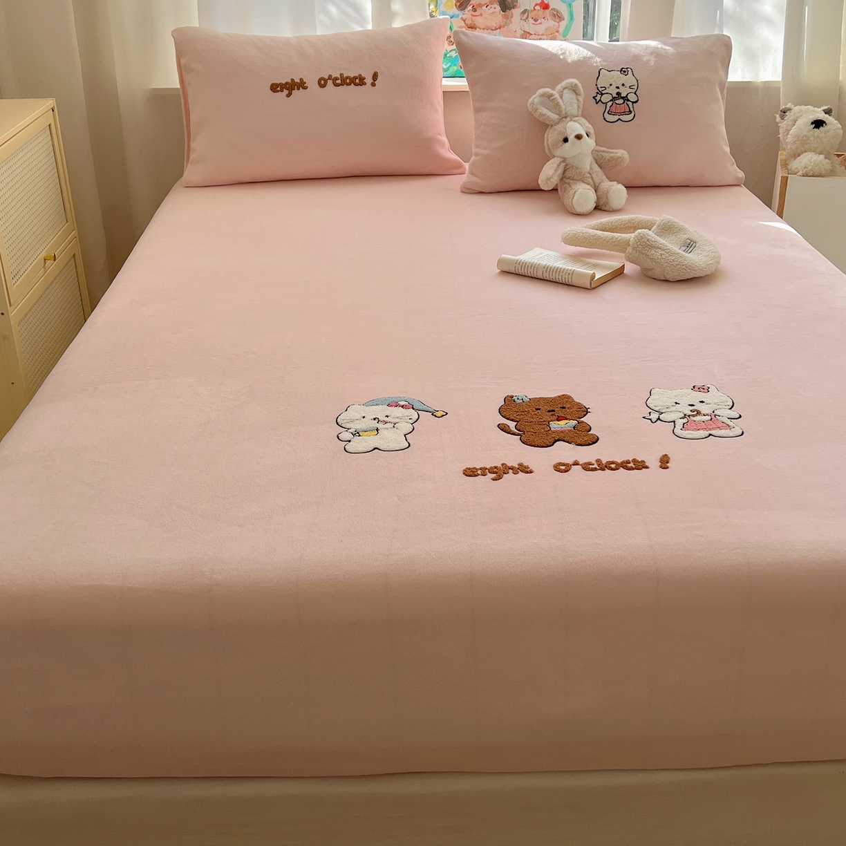 91家纺网 家纺一手货源 找家纺 桃喜 2025新款秋冬牛奶绒床笠三件套（会员-3） 小猫的早八时刻