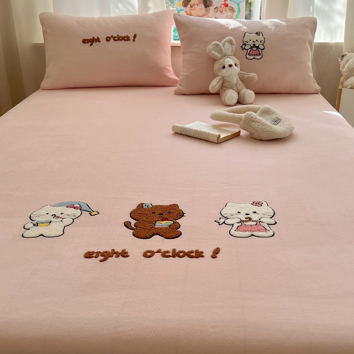 91家纺网 家纺一手货源 找家纺 桃喜 2025新款秋冬牛奶绒床笠三件套（会员-3） 小猫的早八时刻