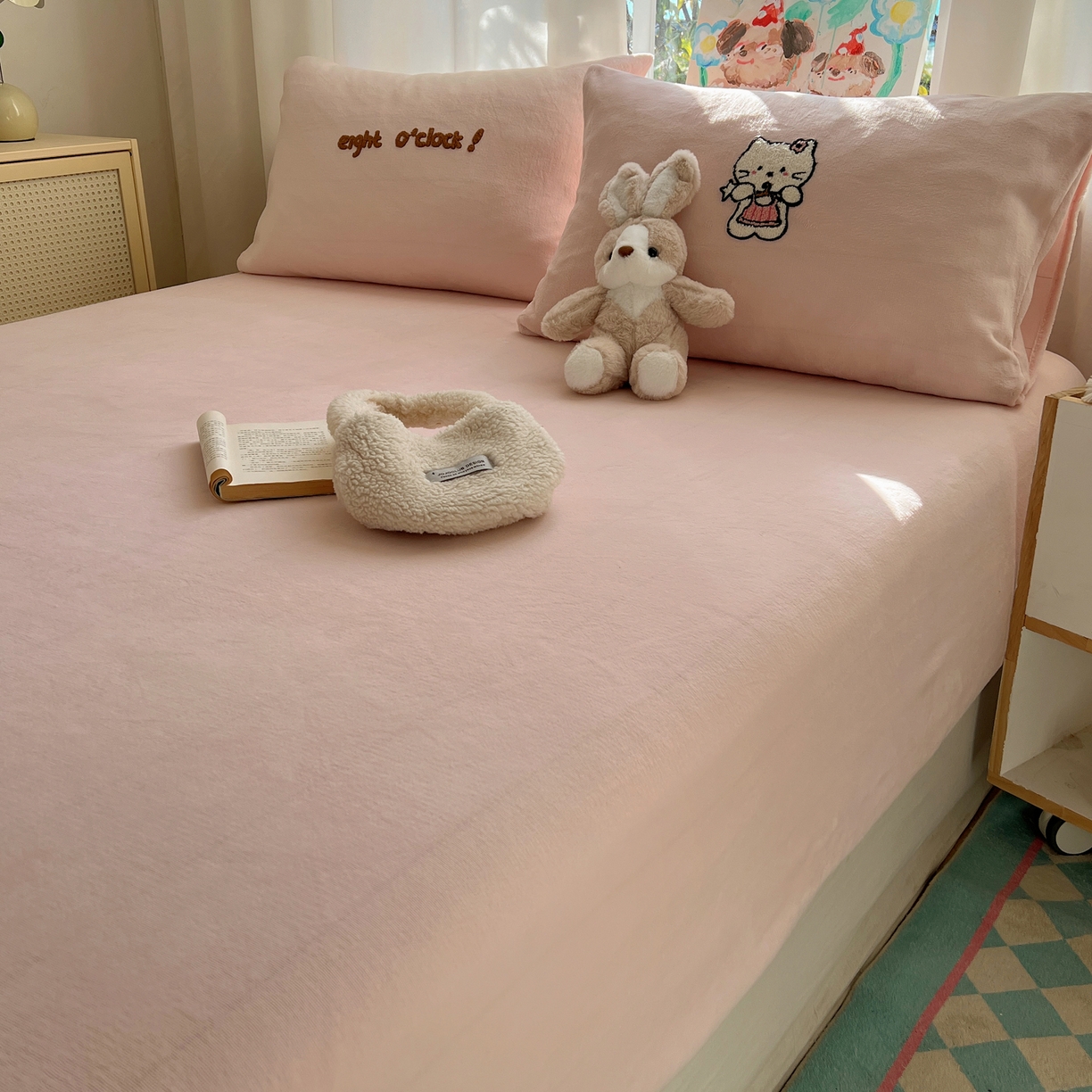 91家纺网 家纺一手货源 找家纺 桃喜 2025新款秋冬牛奶绒床笠三件套（会员-3） 小猫的早八时刻