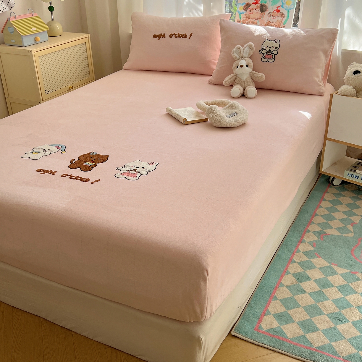 91家纺网 家纺一手货源 找家纺 桃喜 2025新款秋冬牛奶绒床笠三件套（会员-3） 小猫的早八时刻