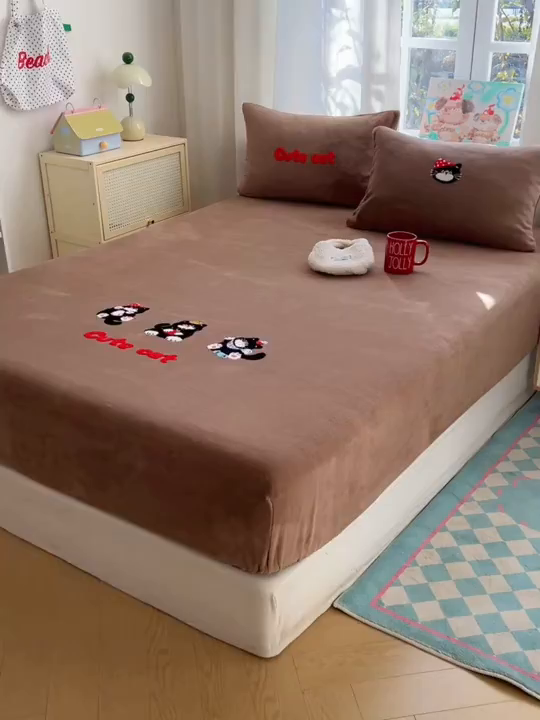 91家纺网 家纺一手货源 找家纺 桃喜 2025新款秋冬牛奶绒床笠三件套（会员-3） 三只小猫