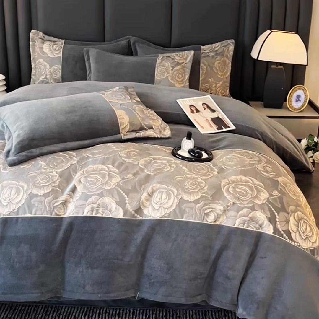 91家纺网 家纺一手货源 找家纺 富宁家纺 2025新款立体雕花牛奶绒绣花四件套-洛卡玫瑰系列 玫瑰灰